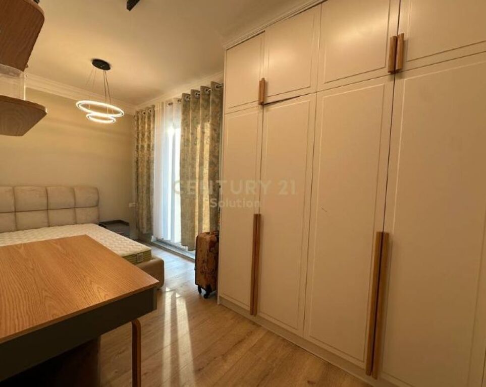 Apartament 3+1+2 me verandë për shitje