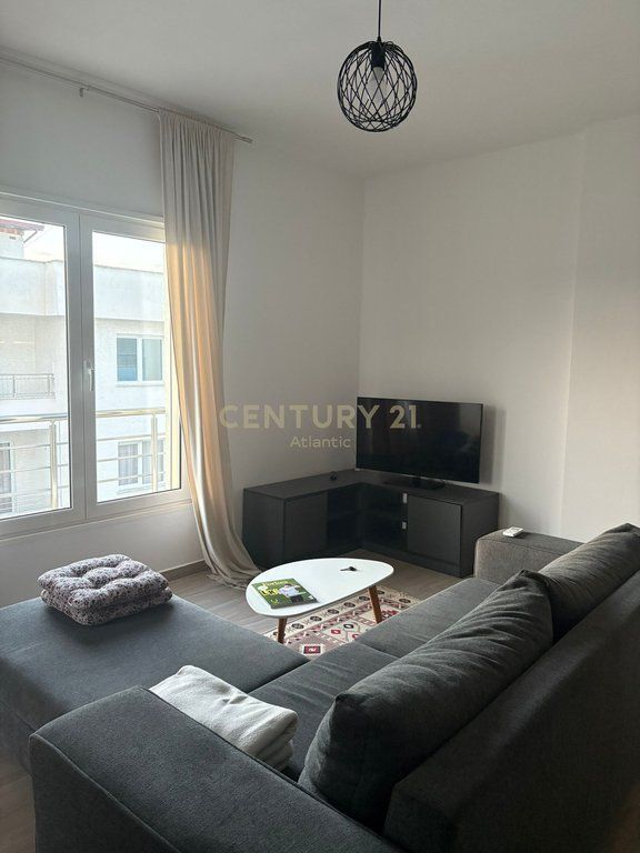 Apartament 1+1 në Plazh – Hekurudhë, Durrës Në katin e 2-të të një pallati me ashensor, shitet një apartament i investuar dhe i mobiluar me kujdes, gati për banim ose investim sezonal.  Detajet: • Zonë funksionale dhe e organizuar me stil • Dhomë ndenjeje e ndritshme me dalje në ballkon • Kuzhinë moderne e pajisur plotësisht me pajisje • Dhomë gjumi komode me mobilje të reja • Banjo moderne • Ndërtesë e mirëmbajtur me ashensor funksional  Vendndodhje fantastike, vetëm pak minuta larg detit dhe rrugës kryesore të Plazhit (Zona e Hekurudhës), ideale për pushime verore ose për t'u dhënë me qira.
