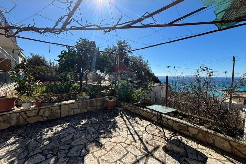 Vile 3 kateshe ne shitje , Dhermi