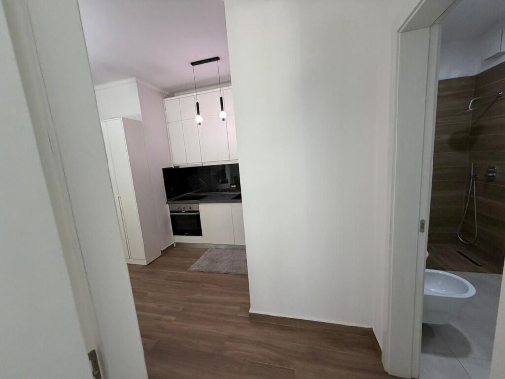 Apartament 1+1 + Parkim + Oborr në Residence tek TEG