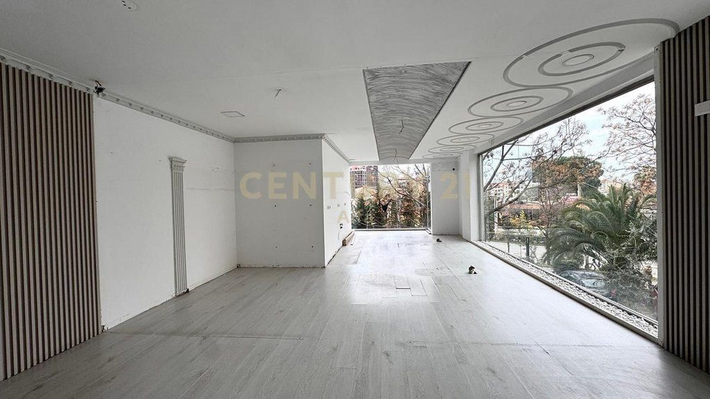 Jepet ambient komercial buze rruge prane 21 Dhjetorit! 1,050 € /Muaj Sip. Totale  72m2