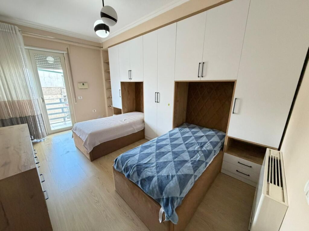 🏡 Jepet me qira 2+1   📍 Rruga Hamdi Sina, pranë Liqeni i Thatë 🌿💶 70,000 lekë/muaj (neto)