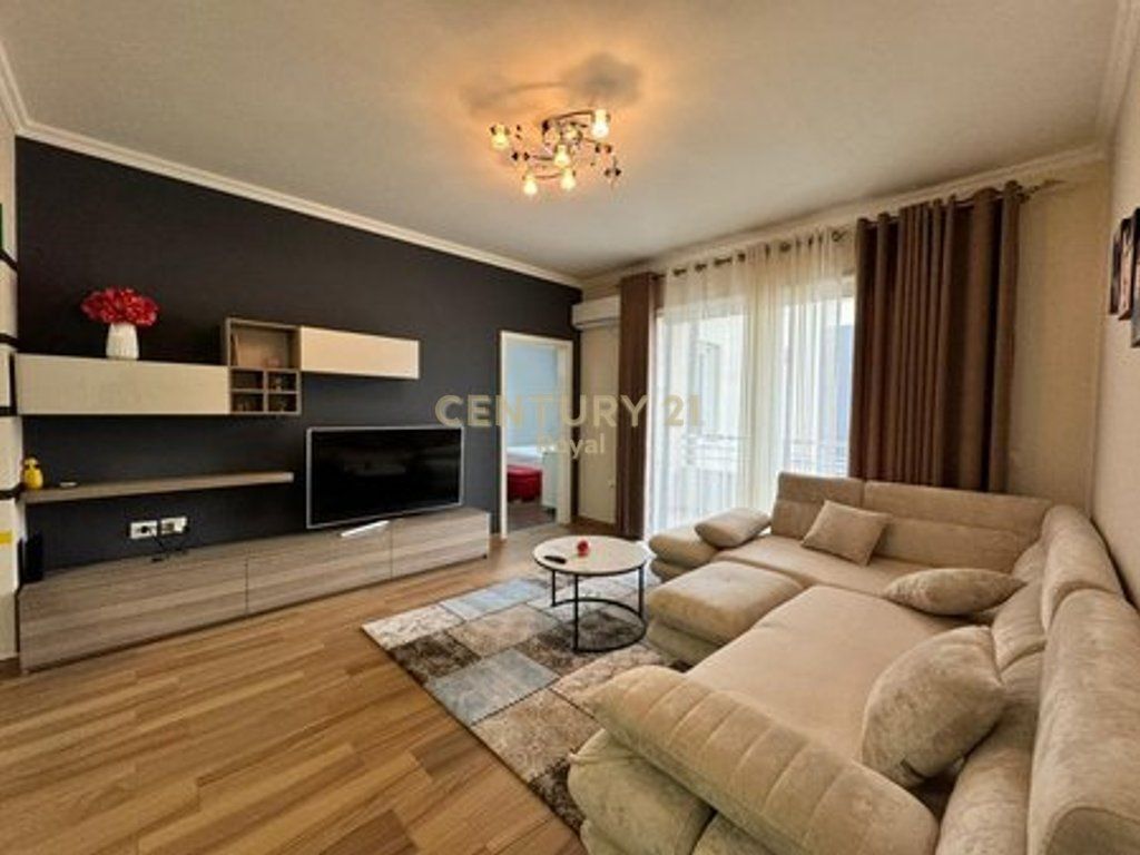 Jepet me qera apartament 2+1 ne kinostudio ne nje kompleks te ri 700 € /Muaj Sip. Totale  100m2