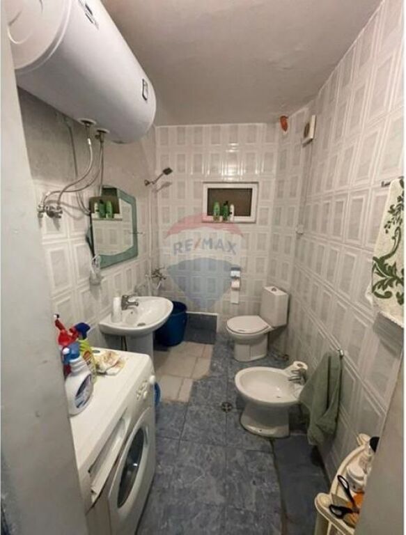 Shitet apartament 4+1 tek Irfan Tomini