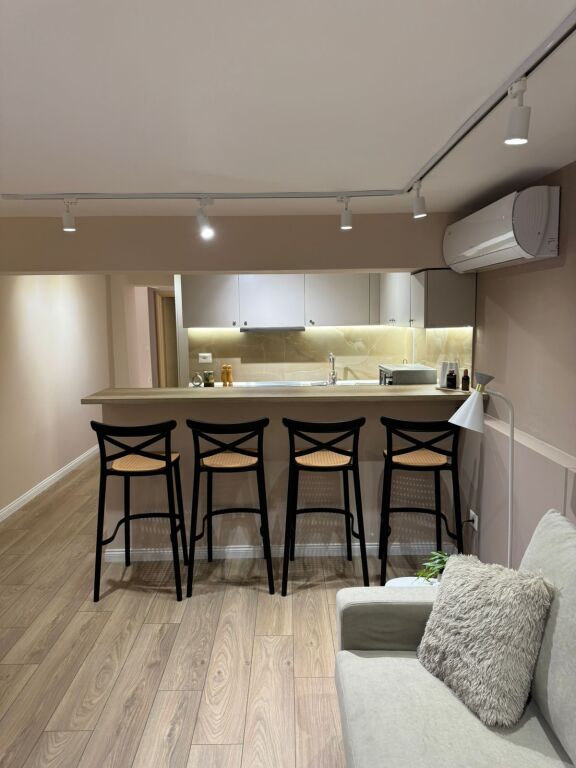 🏠Ish Tregu Elektrik,prane Grand Fitness jepet me qera kati i I-re i nje vile,2+1,i mobiluar.65,000 Leke