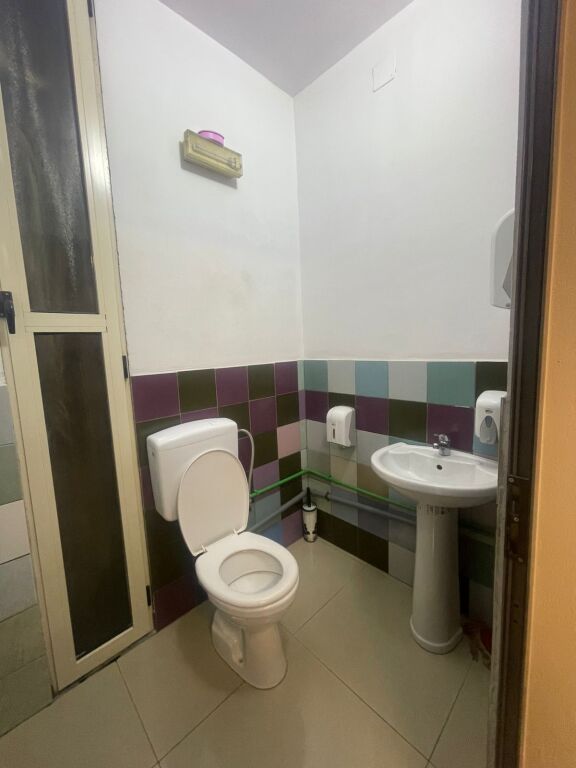 🏢Rruga e Dibres,Kompleksi Halili,jepet me qera ambient biznesi me sip 220m2 bosh 2,000Euro (Neto)