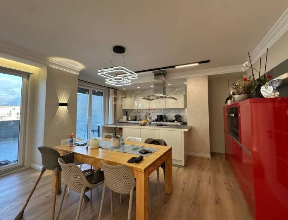Apartament 3+1+2 me verandë për shitje