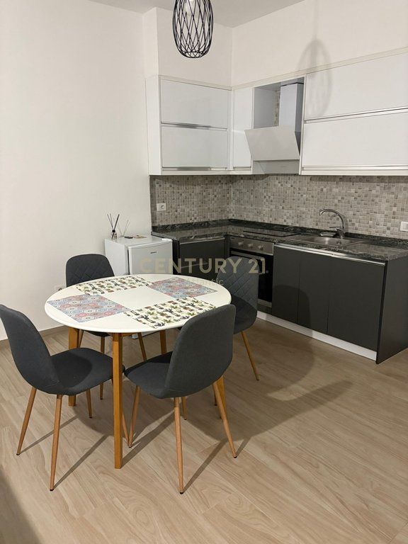 Apartament 1+1 në Plazh – Hekurudhë, Durrës Në katin e 2-të të një pallati me ashensor, shitet një apartament i investuar dhe i mobiluar me kujdes, gati për banim ose investim sezonal.  Detajet: • Zonë funksionale dhe e organizuar me stil • Dhomë ndenjeje e ndritshme me dalje në ballkon • Kuzhinë moderne e pajisur plotësisht me pajisje • Dhomë gjumi komode me mobilje të reja • Banjo moderne • Ndërtesë e mirëmbajtur me ashensor funksional  Vendndodhje fantastike, vetëm pak minuta larg detit dhe rrugës kryesore të Plazhit (Zona e Hekurudhës), ideale për pushime verore ose për t'u dhënë me qira.