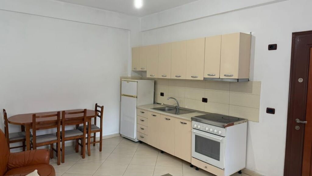 Apartament 1+1 me Qira – pranë Usluga | Stacioni i Trenit