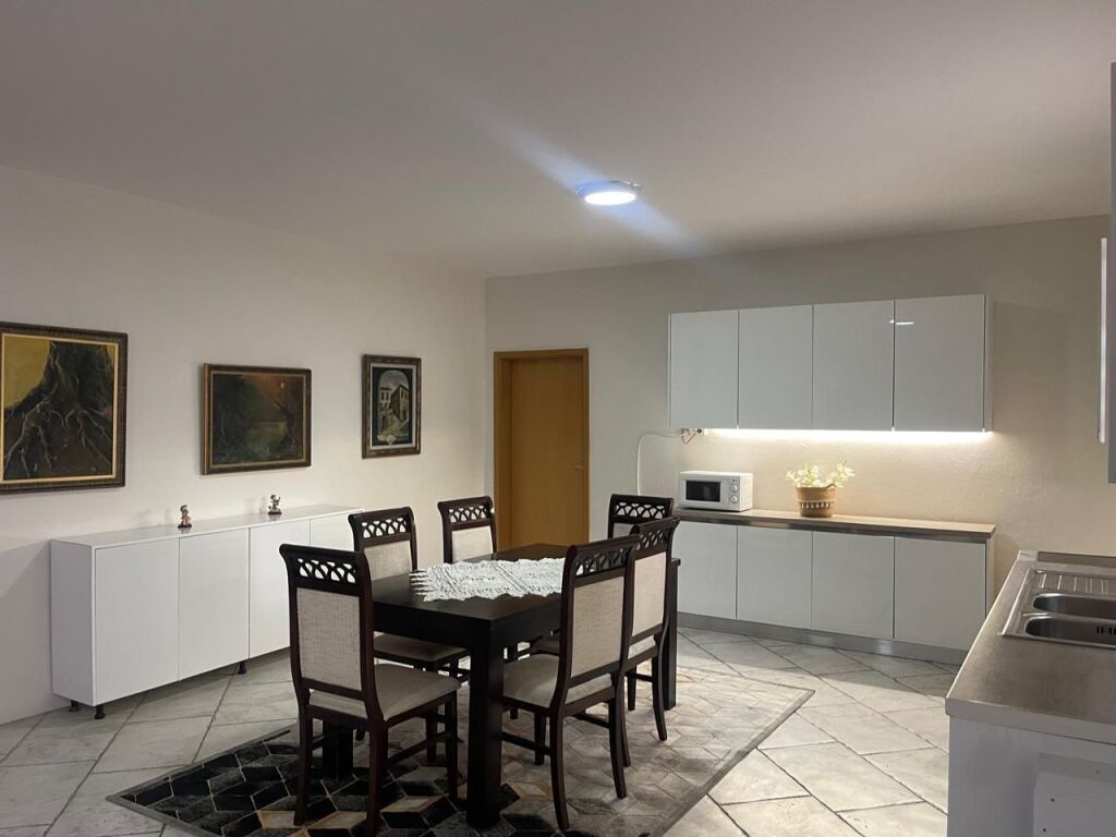 🏠 Jepet me Qira Apartament 2+1+2 ne Qender te Tiranes prane Rruges Qemal Stafa