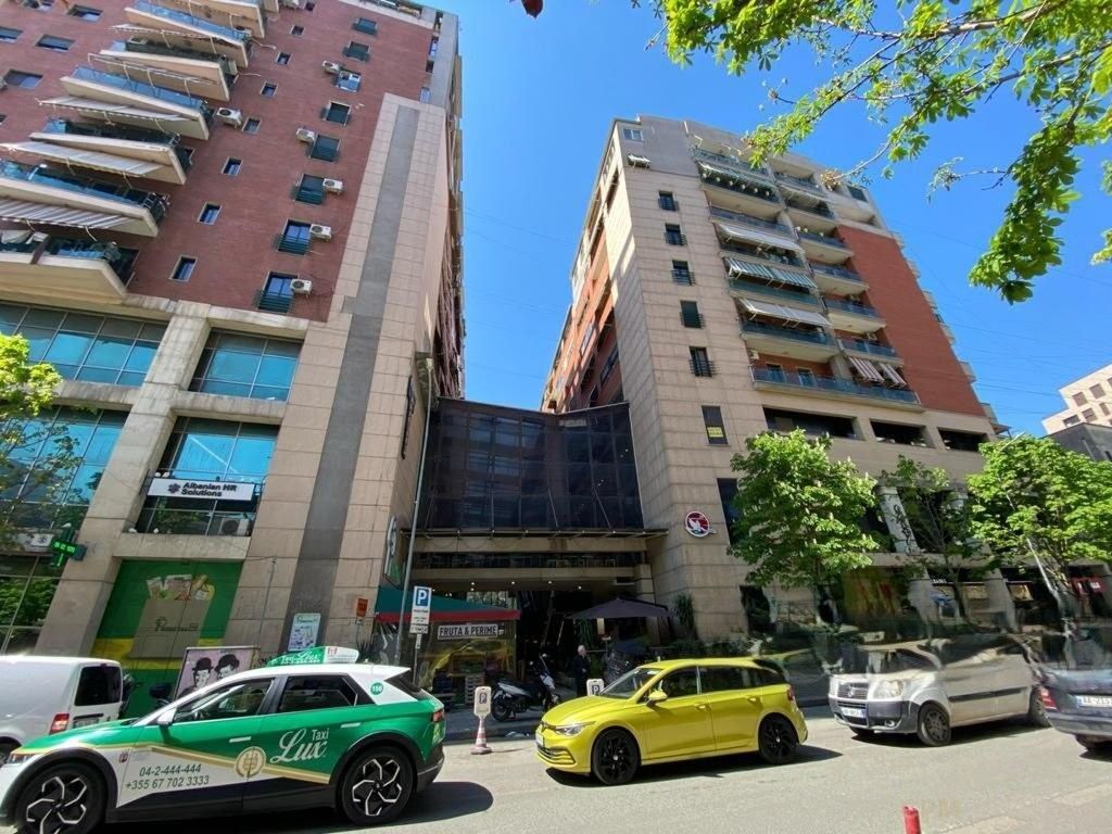 AT BARRICADES ROAD, GALLERY CENTER SELLING UNIT 190,000 €
