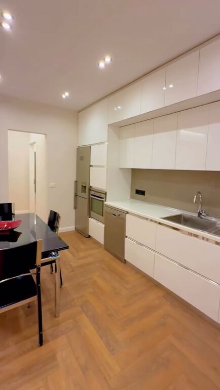 🏡 Apartament 2+1+2 + garazh me qira – Rruga Hoxha Tahsim (pranë Pazari i Ri)