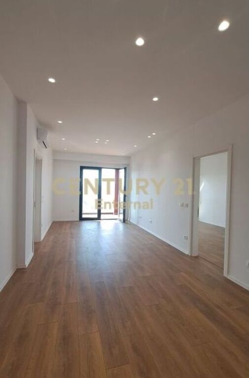 Ufficio in affitto + Posto auto in Via Kavaja, Garden Building