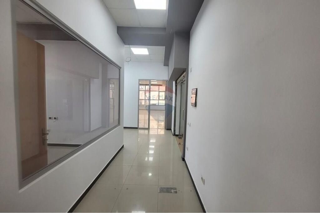 Zyrë - Për Qira - Myslym Shyri, Tiranë