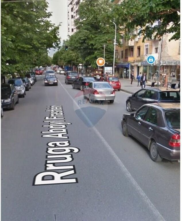 Ambient komercial per qira ne Bllok 222m2