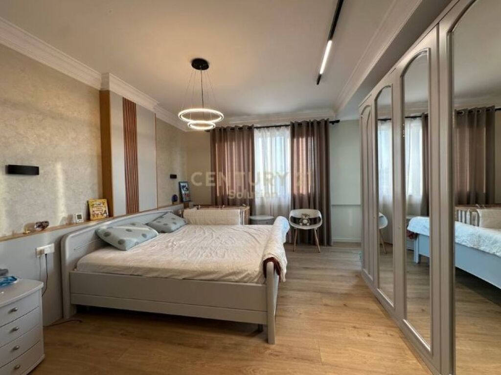 Apartament 3+1+2 me verandë për shitje