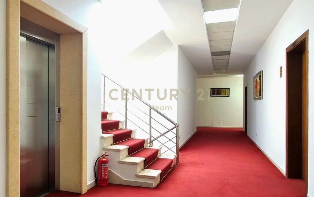 Godinë multifunksionale me qira, Sauk i Ri