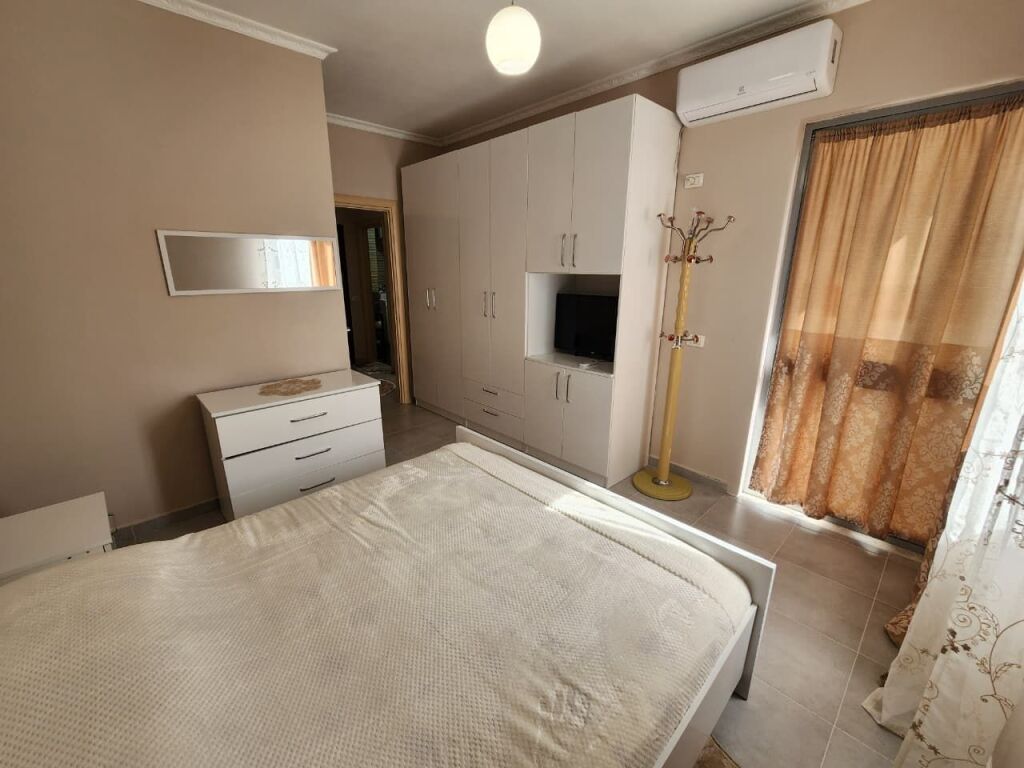 In affitto: Ultra 1+1 ( 📍Astir - Complesso Molla 🍏Vicino al Viale Migjeni) Con molta luce naturale, arredamento nuovo Prezzo 45.000 Lek/mese