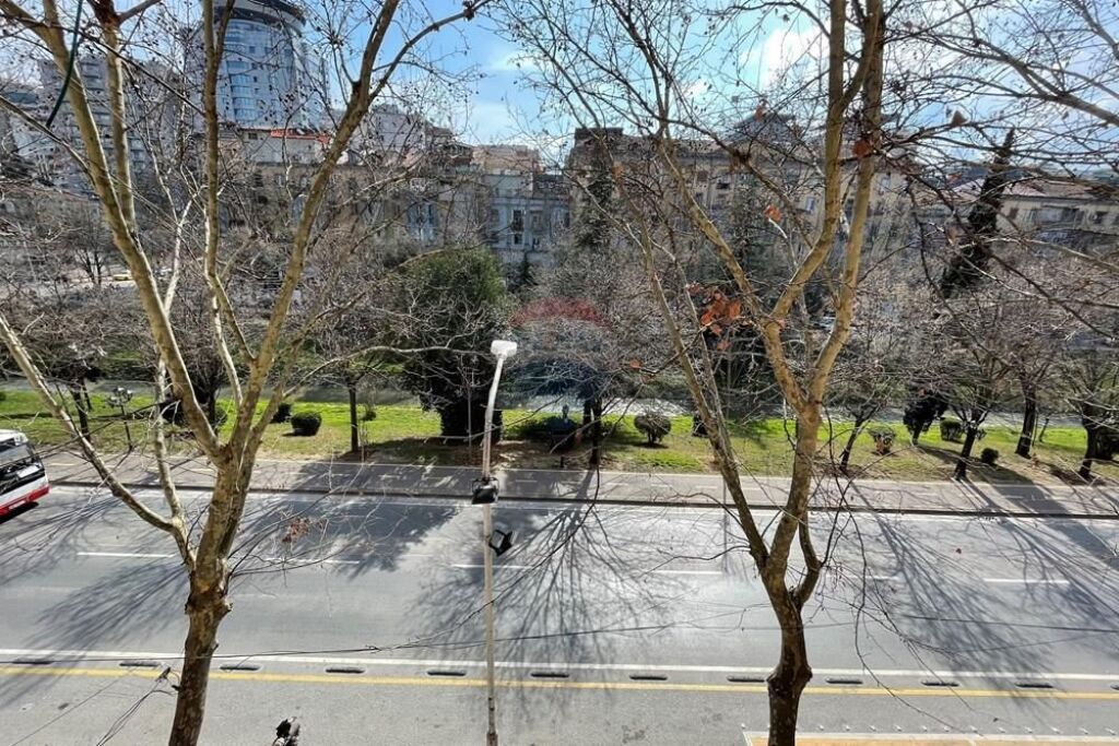 Zyrë - Për Qira - Rruga Rreshit Çollaku, Tiranë