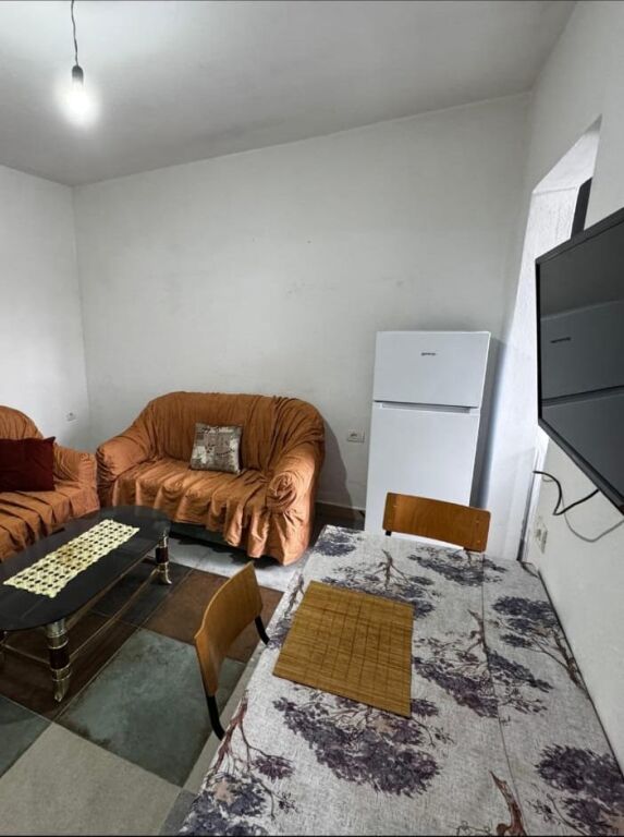 APPARTAMENTO 1+1. 22000 LEKE. DIETRO IL COMPLESSO MALAZIAN