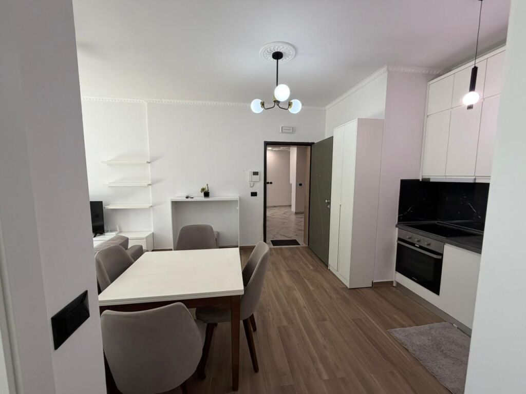 Apartament 1+1 + Parkim + Oborr në Residence tek TEG