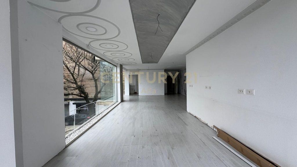 Jepet ambient komercial buze rruge prane 21 Dhjetorit! 1,050 € /Muaj Sip. Totale  72m2