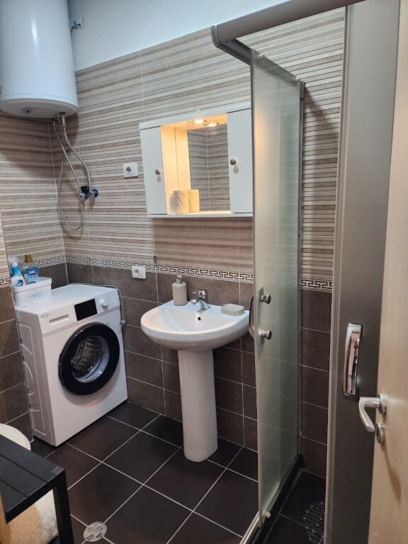 In affitto: Ultra 1+1 ( 📍Astir - Complesso Molla 🍏Vicino al Viale Migjeni) Con molta luce naturale, arredamento nuovo Prezzo 45.000 Lek/mese