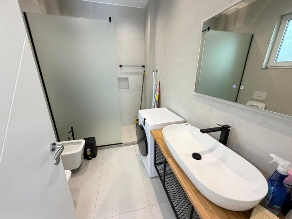 🏡 Vile me Qera 📍 Rruga Dalip Topi, Kodra e Priftit💰 Çmimi: 1000 € / muaj