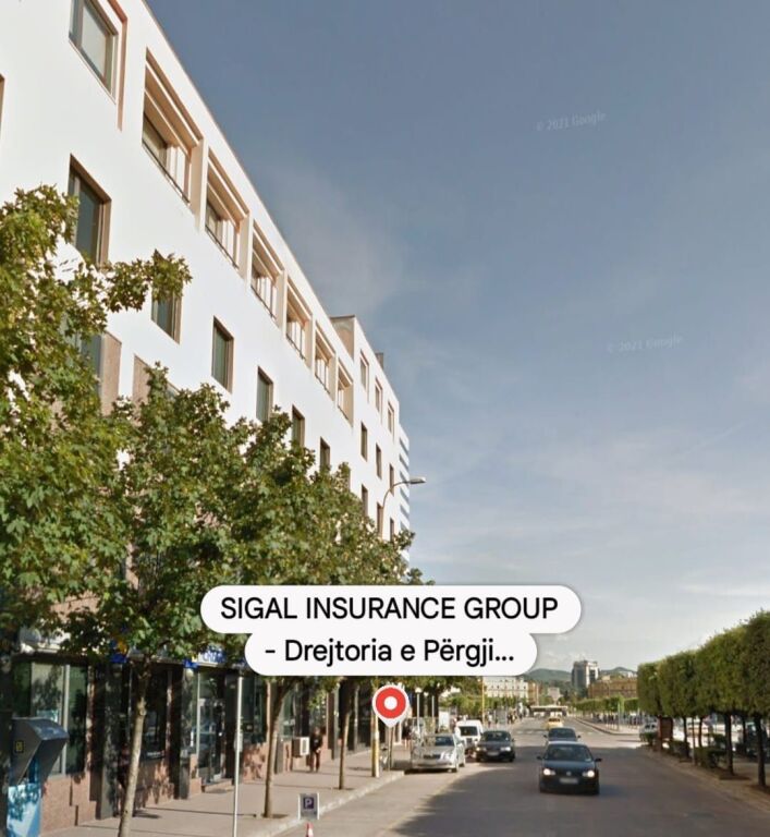 Jepet me qera dyqan buze rruge ne Qender te Tiranes