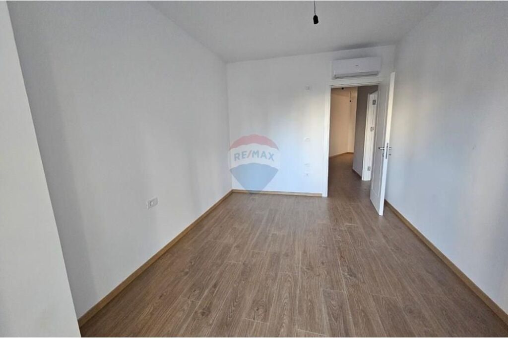 Zyre per qira prane stadiumit Air Albania!
