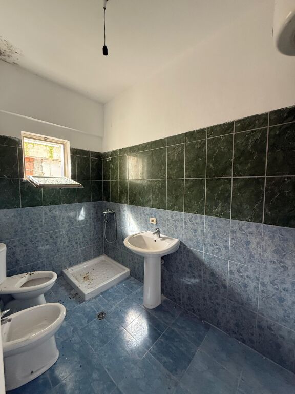 2 apartamente per shitje cmim okazion 1050€/m2 i diskutueshem