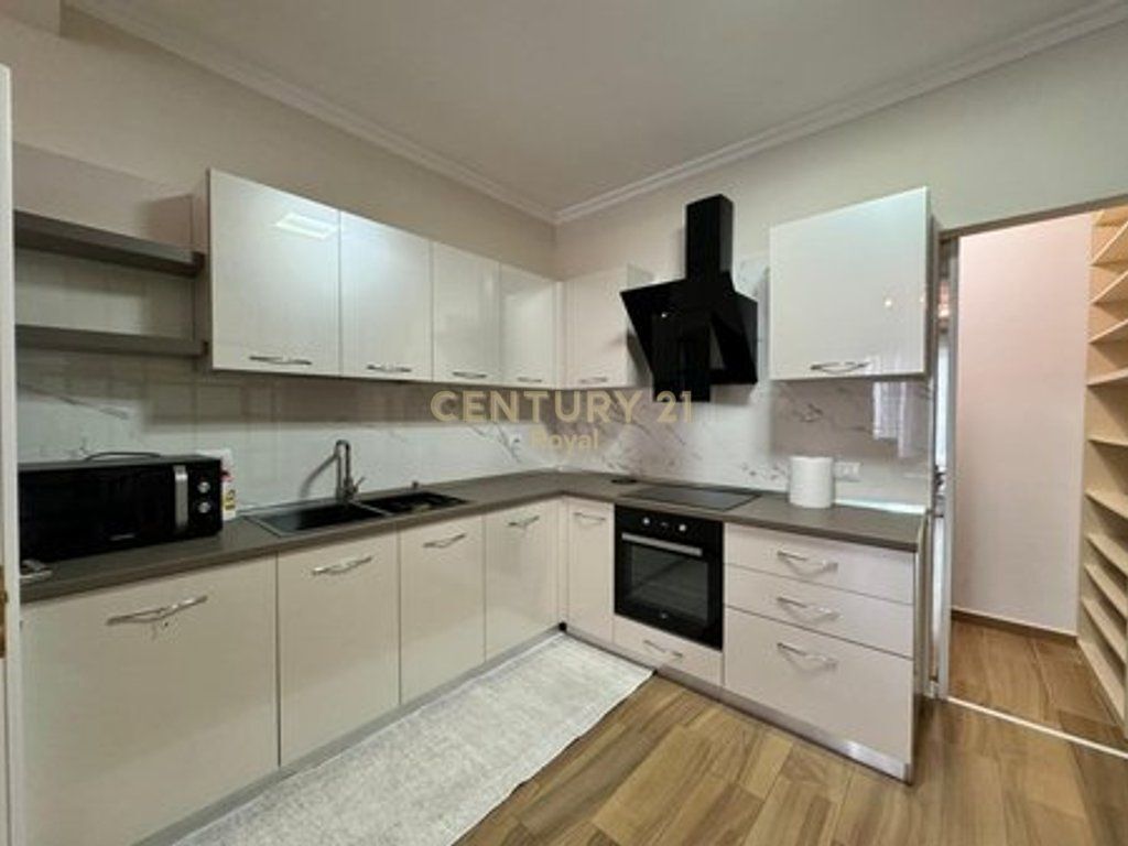 Jepet me qera apartament 2+1 ne kinostudio ne nje kompleks te ri 700 € /Muaj Sip. Totale  100m2