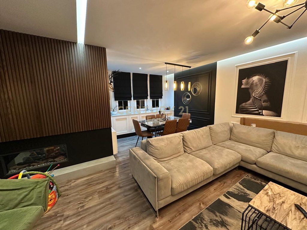 JAPIM ME QIRA APARTAMENT 2+1+2 NE QENDER TE DURRESIT PRANE PORTIT!