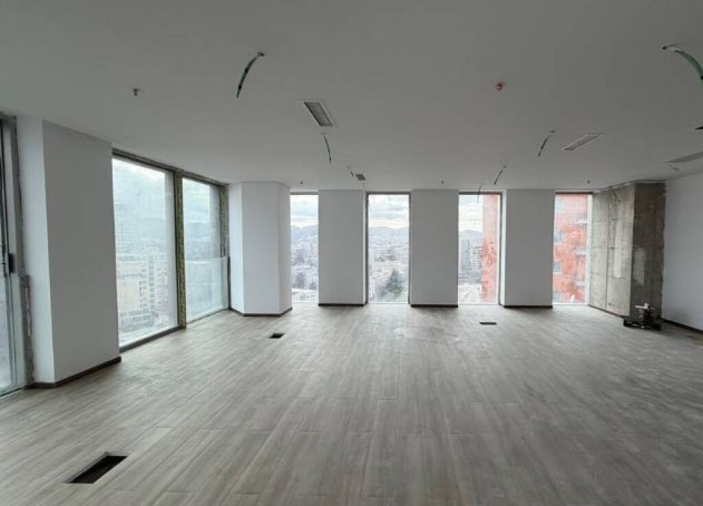 Ambient zyre premium për qera – hapësirë fleksibile