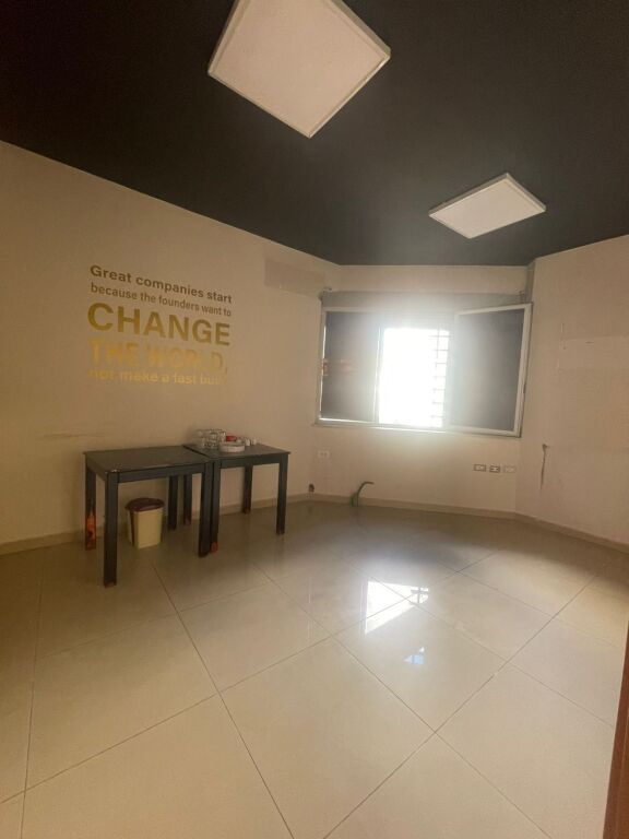 🏢Rruga e Dibres,Kompleksi Halili,jepet me qera ambient biznesi me sip 220m2 bosh 2,000Euro (Neto)