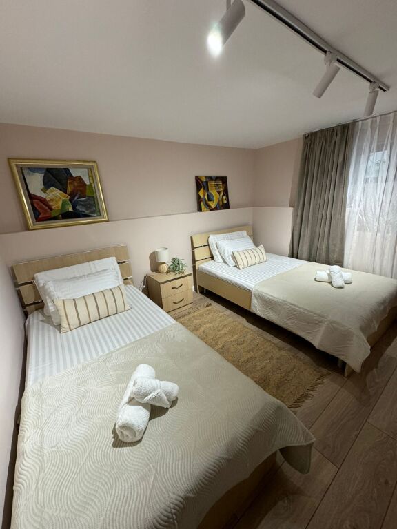 🏠Ish Tregu Elektrik,prane Grand Fitness jepet me qera kati i I-re i nje vile,2+1,i mobiluar.65,000 Leke