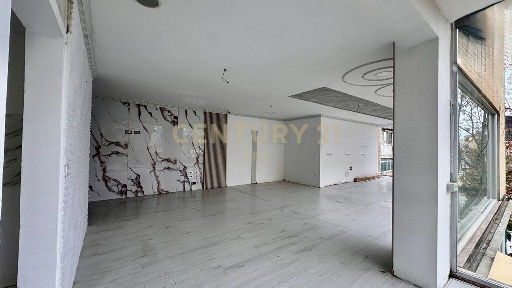 Jepet ambient komercial buze rruge prane 21 Dhjetorit! 1,050 € /Muaj Sip. Totale  72m2