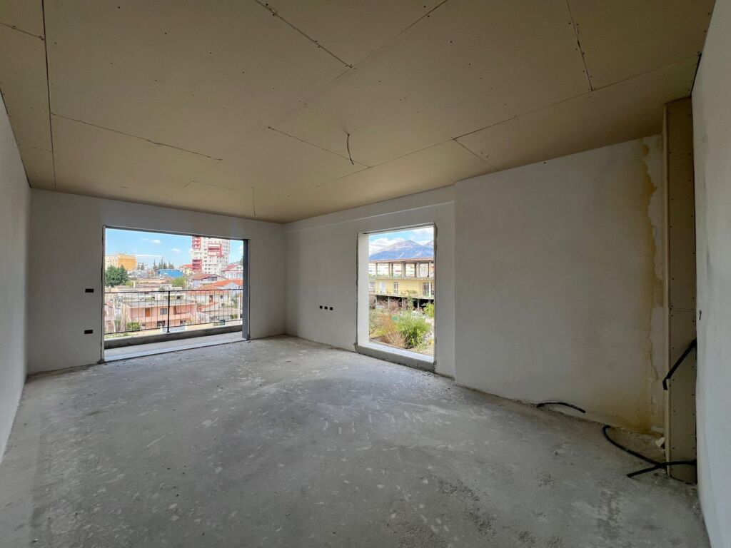 Shitet Apartament 2+1+2  | Pranë Rrethit të Klanit, Tiranë