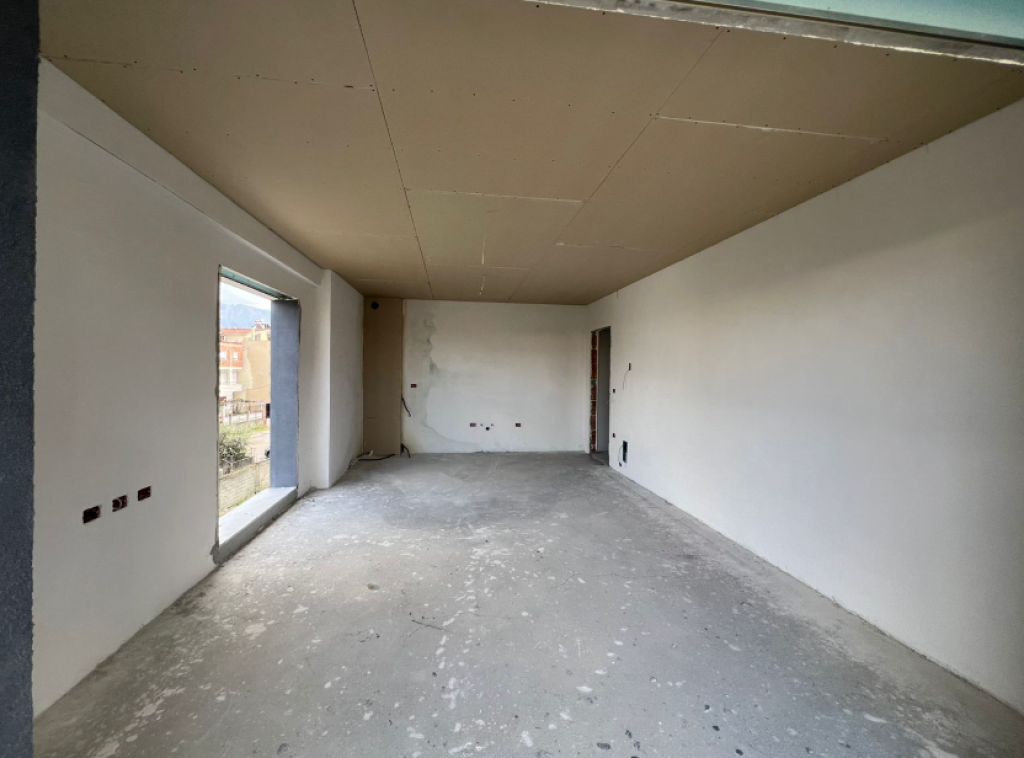 🏡 Shitet Apartament 2+1+2 – pranë Rrethit të Klanit