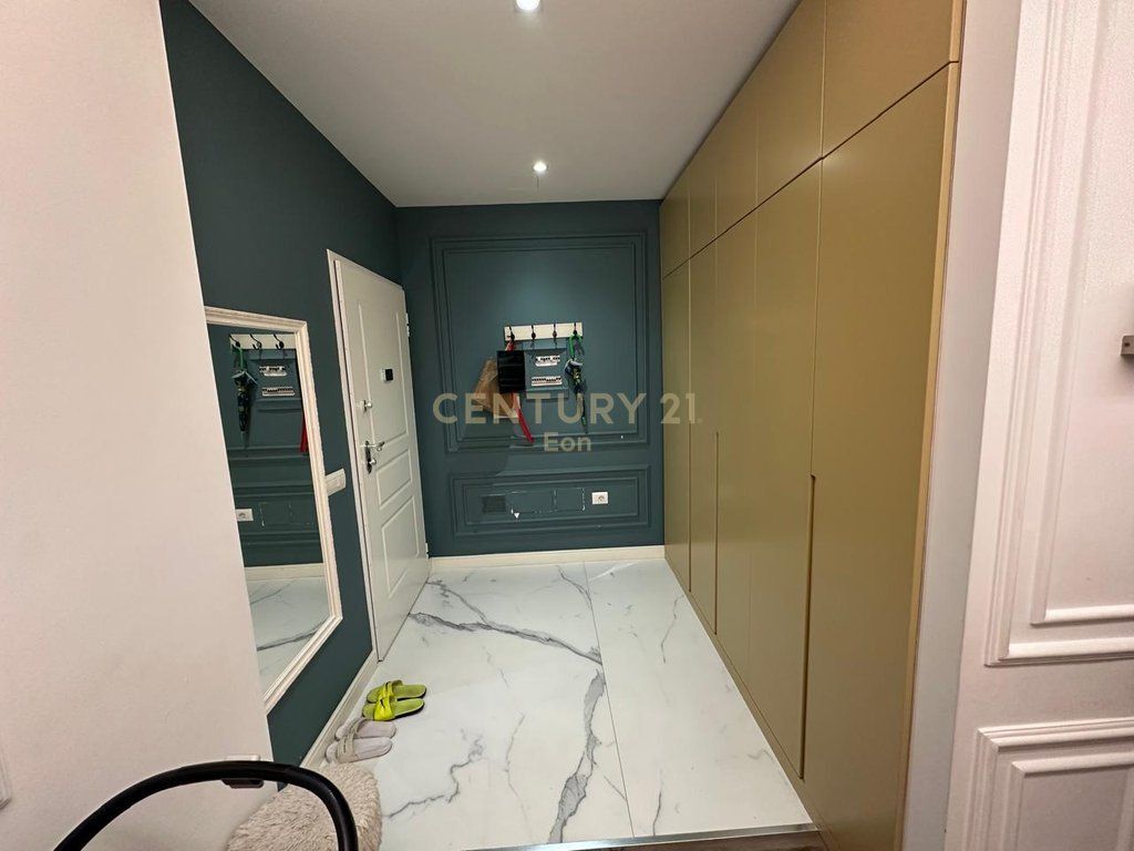 JAPIM ME QIRA APARTAMENT 2+1+2 NE QENDER TE DURRESIT PRANE PORTIT!