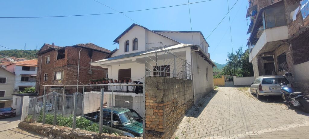 🏡 Shtëpi 3-Katëshe në Pogradec