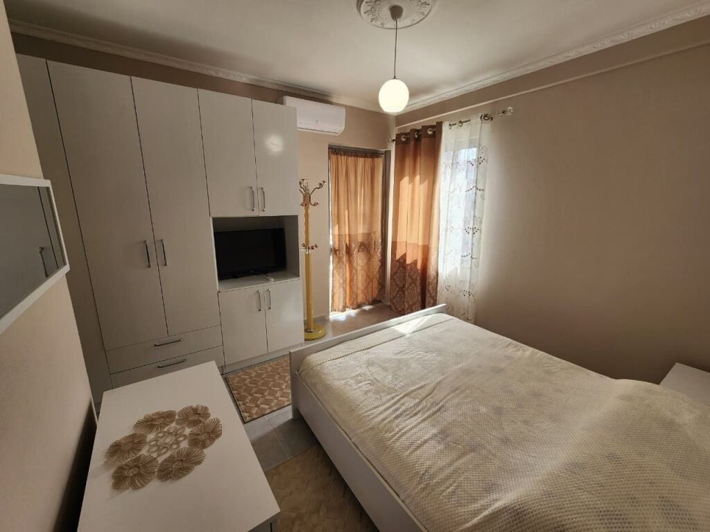 In affitto: Ultra 1+1 ( 📍Astir - Complesso Molla 🍏Vicino al Viale Migjeni) Con molta luce naturale, arredamento nuovo Prezzo 45.000 Lek/mese