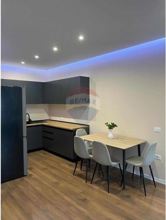 Apartament 2+1 per qira te Shkolla e Bashkuar!