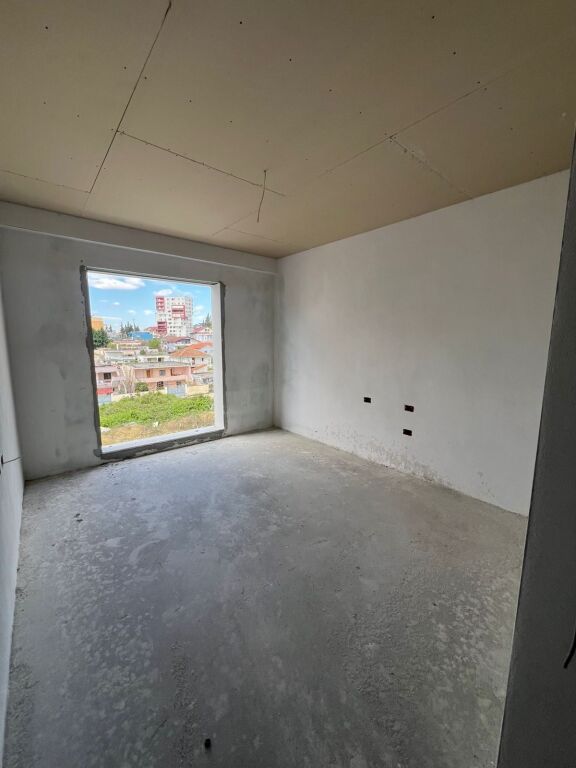 Shitet Apartament 2+1+2  | Pranë Rrethit të Klanit, Tiranë