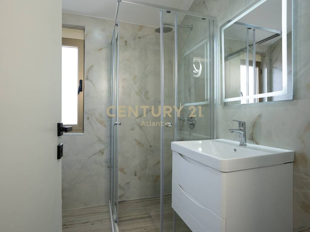 Apartament 2+1 me pamje nga Shitje në Golem