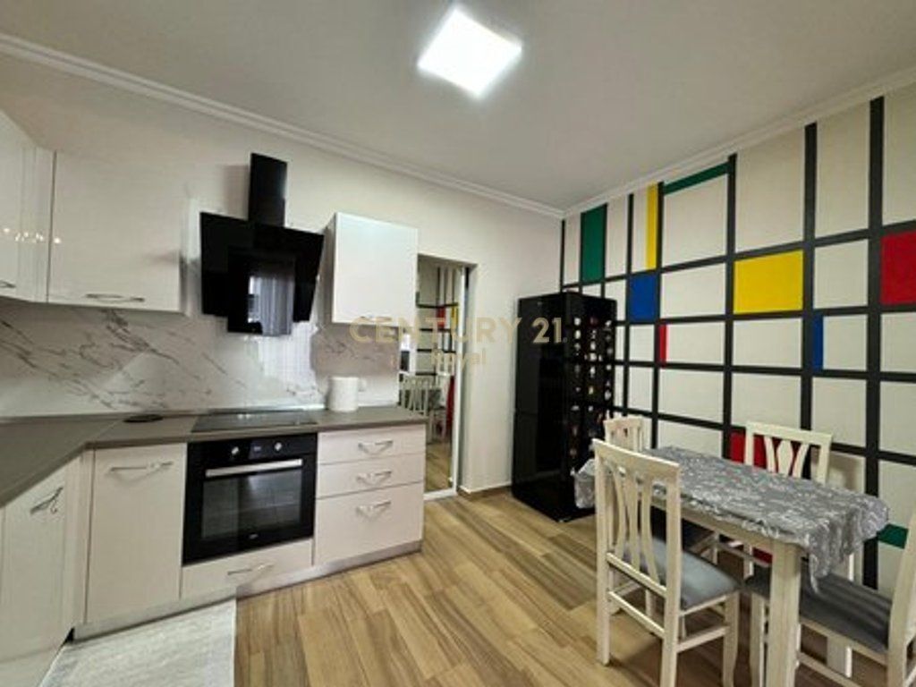 Jepet me qera apartament 2+1 ne kinostudio ne nje kompleks te ri 700 € /Muaj Sip. Totale  100m2