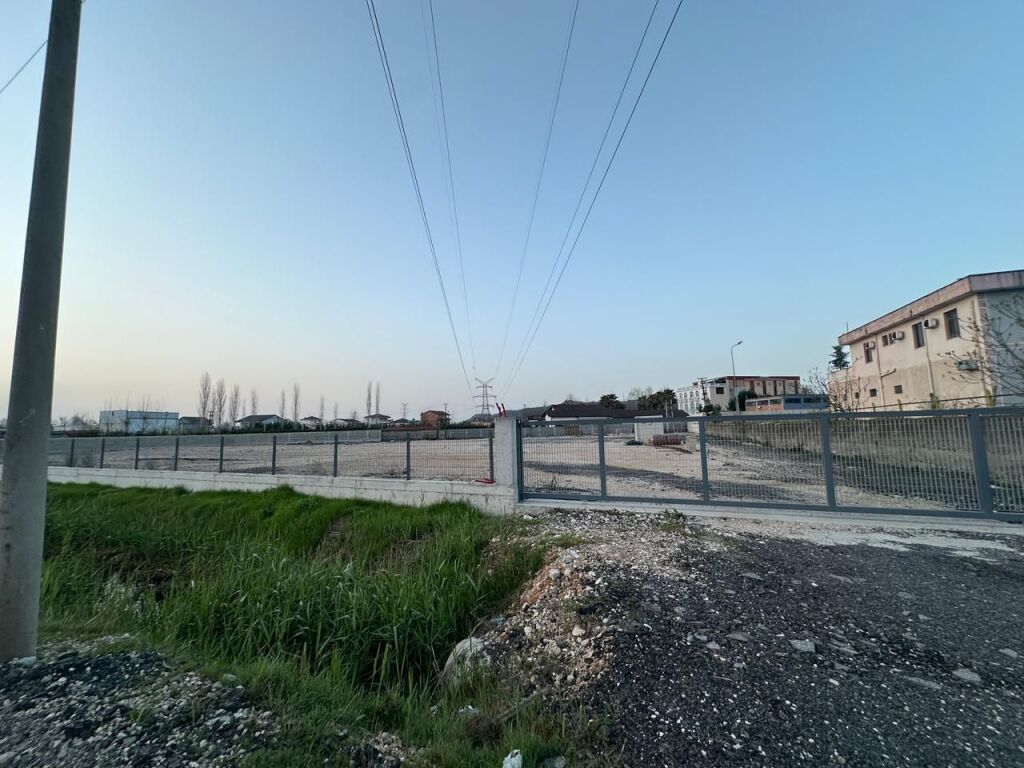 Jepet me qira tokë në Prezë, rruga e Aeroportit “Nënë Tereza”