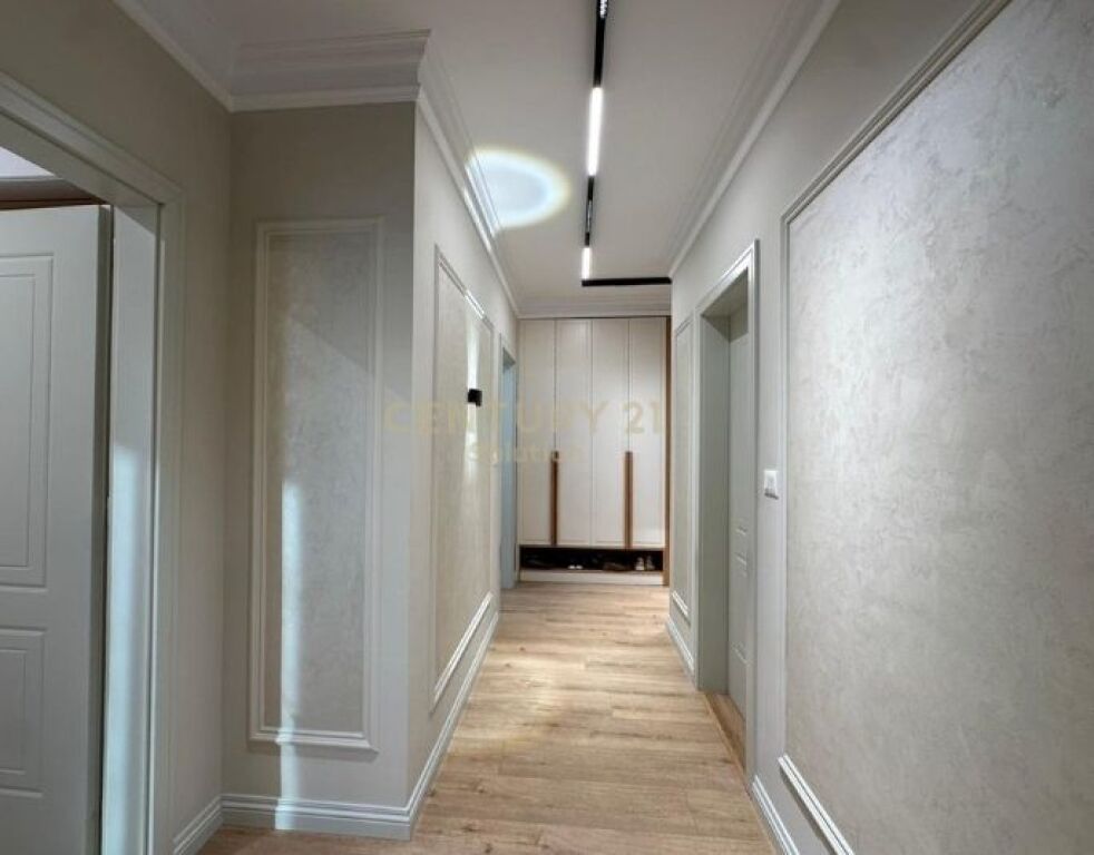 Apartament 3+1+2 me verandë për shitje