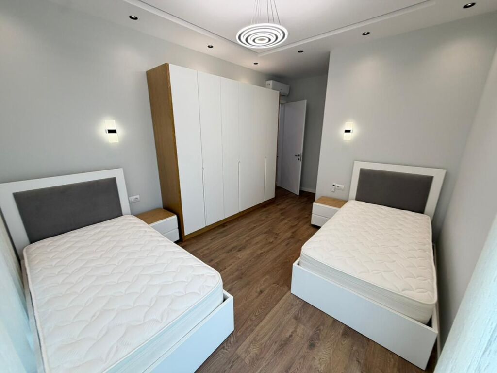 🏡 Vile me Qera 📍 Rruga Dalip Topi, Kodra e Priftit💰 Çmimi: 1000 € / muaj