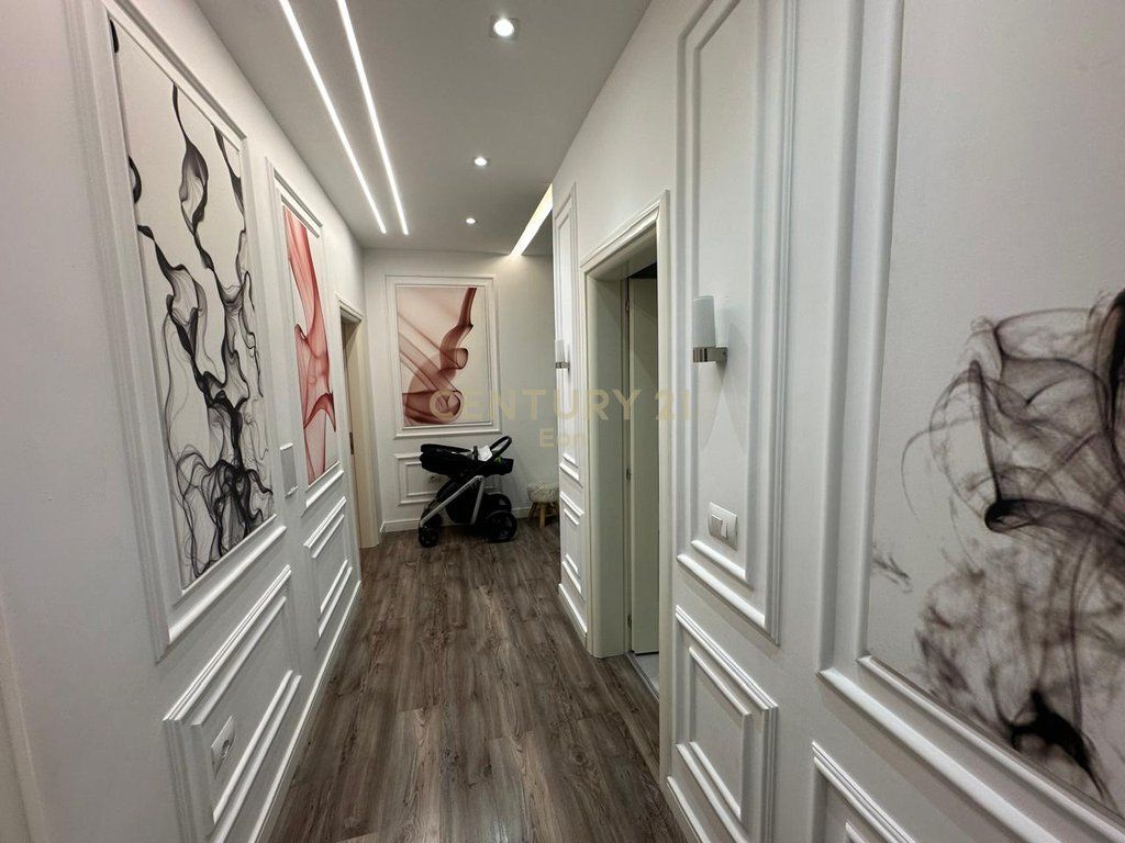 JAPIM ME QIRA APARTAMENT 2+1+2 NE QENDER TE DURRESIT PRANE PORTIT!